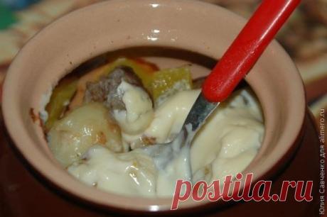 Картофель с мясным фаршем и плавленным сыром в горшочках / Свежие рецепты