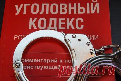 Россиянина задержали за совершенную 21 год назад расправу над бизнесменом. В Хабаровске следователи задержали 44-летнего Дмитрия Махненко, совершившего 21 год назад расправу над предпринимателем Андреем Смолдыревым. 30 октября 2003 года фигурант с двумя сообщниками на улице Некрасова в Уссурийске семь раз выстрелил из самодельного пистолета с глушителем в местного бизнесмена. Тот не выжил.