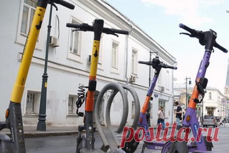 В петербургской квартире загорелся электросамокат. Электросамокат загорелся в квартире в Красногвардейском районе Санкт-Петербурга, в результате чего произошел пожар. Инцидент произошел на Ковалевской улице рано утром 5 октября. Пострадал хозяин, его оперативно госпитализировали. По предварительным данным, загорелся аккумулятор самоката.