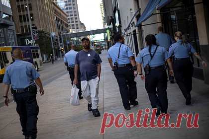 Жители Миннеаполиса отказались распускать полицию после гибели чернокожего. Жители Миннеаполиса проголосовали против упразднения полиции — проект реформы провалился на референдуме. Больше 56 процентов избирателей высказались против упразднения городской полиции. За инициативу проголосовали около 43 процентов, однако для ее одобрения требовалось не менее 51 процента голосов.