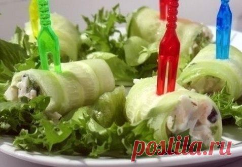 Огуречные роллы
105 ккал. на 100гр. 

— свежий огурец (крупный) — 1 шт. 
— креветки — 100 г 
— яйцо — 1 шт. 
— творожный сыр — 2-3 ст. л. 
— сливки — 2-3 ст. л. 
— пучок петрушки 
— листья салата 
— соль, перец (по вкусу) 

Способ приготовления огуречных ролл 
1. В подсоленной воде отварите креветки, доведите их до кипения и сразу выньте из воды. Когда креветки остынут, очистите их от панцирей и мелко порубите. 
2. Сварите вкрутую яйца. Очистите и нарежьте кубиками. 
3. Из...