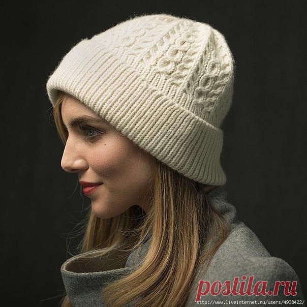 Женская шапка спицами с отворотом WayWorn

Размеры: Окружность – 47 (52.5, 58) см, высота с отворотом – 21.5 см.

Необходимые материалы: пряжа Woolfolk Tov (100% шерсть; 158 м / 100 грамм в мотке) – 2 мотка.

Необходимые инструменты: круговые спицы № 3.25 и № 3.5 длиной 40 см, обоюдоострые спицы № 3.5, маркеры петель, дополнительная спица, гобеленовая игла.

Плотность вязания: 31 петля и 32 ряда = 10 см рисунка вязания, выполненного спицами № 3.5.

Замечание: шапка вяжется...