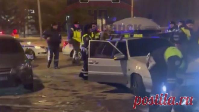 В Красноярске подросток устроил разборки со стрельбой из-за конфликта в соцсетях. В Красноярске несовершеннолетние устроили погоню со стрельбой. Об этом сообщает управление МВД по региону. Инцидент произошел на Парашютной улице. По версии правоохранителей, молодой человек на машине марки Lada повредил иномарку. ...