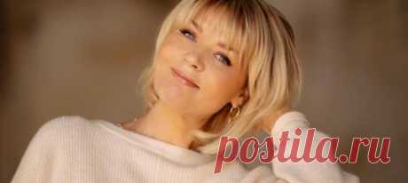 Раз, два – и готово: Юлия Меньшова показала макияж, который делает каждый день. Популярная телеведущая наглядно продемонстрировала, что классический нюдовый мейкап можно нанести всего за несколько минут.