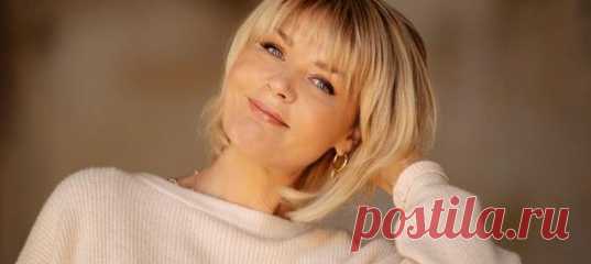 Раз, два – и готово: Юлия Меньшова показала макияж, который делает каждый день. Популярная телеведущая наглядно продемонстрировала, что классический нюдовый мейкап можно нанести всего за несколько минут.