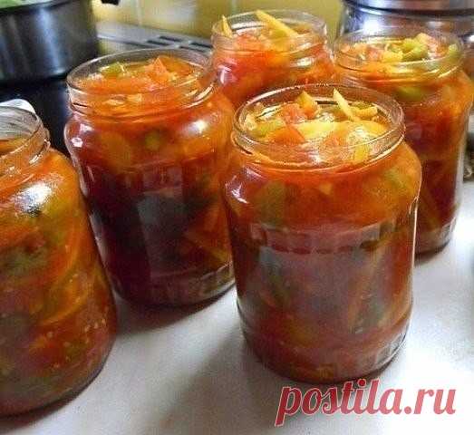 САЛАТ ГЛОБУС
НИКОГДА не взрывается и не требует стерилизации! 

Главное требование - четко соблюдать порядок закладки и пропорции.

Ингредиенты:
Лук-0.5 кг
Морковь-0.5 кг
Баклажаны-1 кг
Перец сладкий 1 кг
Помидоры 2 кг
1 стол.ложка сахара
1 стол.лож.соли
100 г уксуса 6% (можно и 9%, кто любит острее)
200 г растительного масла

Приготовление:
Овощи лучше нарезать крупно, морковь и лук - толстыми кольцами, баклажаны - толстыми полукольцами, помидоры - дольками (они выкладыва...