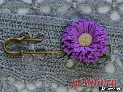 Брошь из полимерной глины в форме цветка