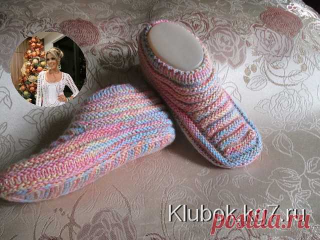 На спицы №3 набираю 59 петель.Вяжу полой резинкой 1на1. Далее вяжу рисунком. беру нить другого цвета. 1ряд-3лиц,1п снять нить за работой. 2ряд-1п снять нить перед работой. 3лиц. 3ряд- нить основного цвета-1лиц. 1снять нить за работой, 3лиц и т д. 4ряд-3лиц, 1снять нить перед работой. Вяжем так на желаемую высоту и делим вязание на 3 части ( 23-13-23) и дальше вяжем только средние 13 петель платочной вязкой на нужную вам длину.(до мизинца) Это мысик. Затем набираем по краю ...