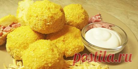 Картофель с куриным фаршем Необходимые продукты:		Картофель  8 шт.			куриный фарш  500 г			Сыр  200 г			Чеснок  3 зуб.			Сливочное масло  200 г			Свежая зелень  1 пучок			Яйца  2 шт.			Кр