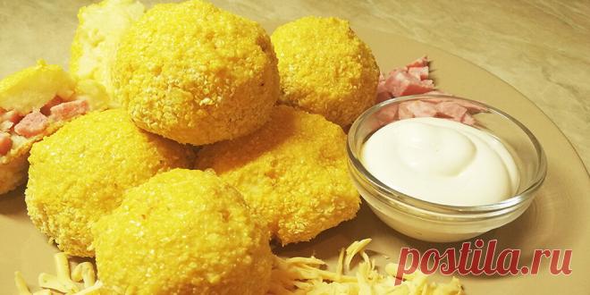 Картофель с куриным фаршем Необходимые продукты:		Картофель  8 шт.			куриный фарш  500 г			Сыр  200 г			Чеснок  3 зуб.			Сливочное масло  200 г			Свежая зелень  1 пучок			Яйца  2 шт.			Кр