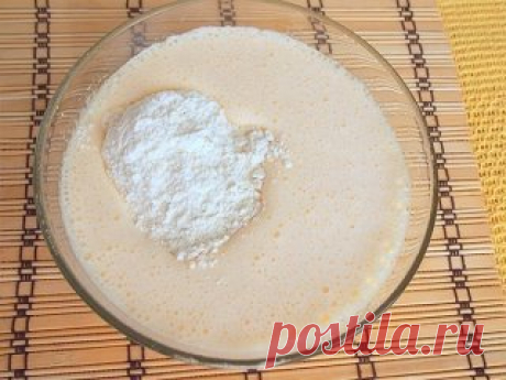 Бисквитный пирог с яблоками.
Этот легкий в приготовлении и очень ароматный и аппетитный пирог сможет приготовить даже самая молодая и неопытная хозяйка, которая только начинает познавать азы кулинарии. Но, при всей легкости его изготовления он получается очень удачным: нежным, с большим количеством яблок, в меру сладким и воздушным.
Ингредиенты:
яйца (3 шт.); 
сахар (1 ст.); 
мука (1 ст.); 
ванильный сахар, соль; 
яблоки (3-4 шт.).
Как приготовить бисквитный пирог с яблока...