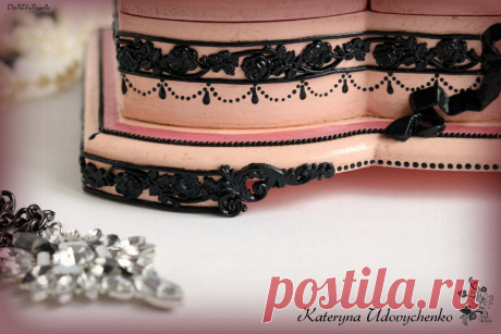 Шкатулочка на три отделения "Катарина". Ольха. Техники: декупаж, лепнина, точечная роспись, патинирование. Внутри оббивка мягкой тканью.