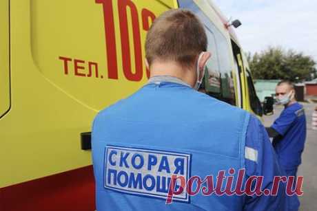 Нож застрял в голове у российского девятиклассника после драки в школе. В Богучаре Воронежской области врачи госпитализировали 15-летнего девятиклассника после его ссоры с одноклассником. Об этом сообщает региональная прокуратура в своем официальном Telegram-канале. По данным надзорного ведомства, подростка ранил складным ножом его ровесник, другой девятиклассник.