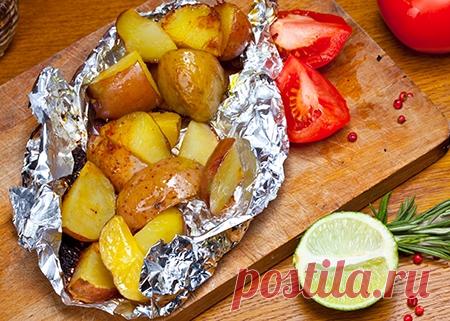 Запеченный в фольге картофель с травами и чесноком