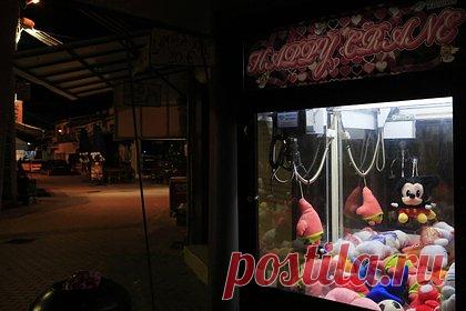 В США подросток застрял внутри игрового автомата. В городе Шарлотт, штат Северная Каролина, США, 13-летний мальчик застрял внутри игрового автомата. Об этом сообщает телеканал ABC7. Происшествие случилось 17 апреля в парке развлечений. По данным телеканала, подросток пытался украсть предметы из игрового автомата под названием Cosmic XL Bonus Game.