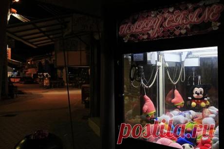 В США подросток застрял внутри игрового автомата. В городе Шарлотт, штат Северная Каролина, США, 13-летний мальчик застрял внутри игрового автомата. Об этом сообщает телеканал ABC7. Происшествие случилось 17 апреля в парке развлечений. По данным телеканала, подросток пытался украсть предметы из игрового автомата под названием Cosmic XL Bonus Game.