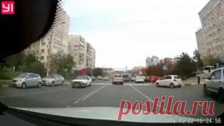 Родители, при переходе дороги держите детей за руку, а водители 
не неситесь через пешеходный переход, как ужаленные в жопу 📌