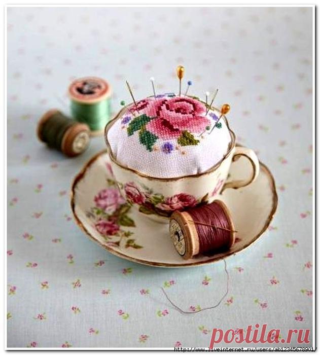 Игольницы из милых сердцу штучек.