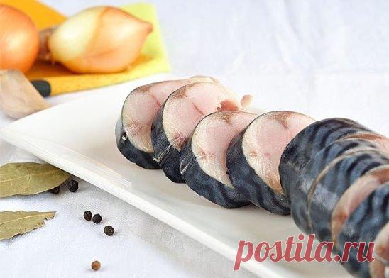 Скумбрия маринованная.
Можно, конечно, купить в супермаркете готовую маринованную скумбрию. Но приготовленная дома - это восторг! Вкусно нереально, а при готовке сложностей никаких: 20 минут - и закуска на столе.
Вам потребуется:
Скумбрия свежемороженная 3 шт.
Лук репчатый 3 шт.
Чеснок 3 зуб.
Сахар 1 ч.л.
Соль 1 ст.л.
Уксус 3 ст.л.
Масло растительное 2 ст.л.
Лавровый лист 2-3 шт.
Перец душистый горошек 1 ч.л.
Смесь перцев по вкусу
Как готовить:
Этап 1.
Самый простой рецепт буду описывать бы