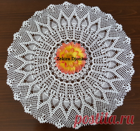 Round napkin with pineapples