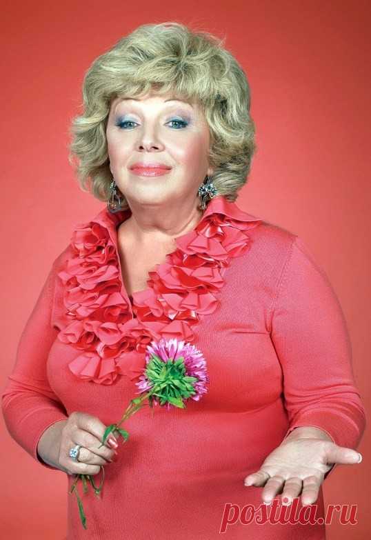 Я не хочу быть старой бабкой! 
Мне это очень не пойдёт! 
Ходить по рынку с сумкой-тачкой, 
И раздвигать клюкой народ! 
Я не желаю просыпаться с рассветом раньше петухов! 
И постоянно возмущаться, не помня половины слов. 
И не хочу в пуховой шапке по поликлинике ходить. 
По коридору громко шаркать, рецепты пачками носить. 
Мне не к лицу вставные зубы, очки, местами борода. 
И тонкие, как нитки губы, Что в них не держится еда. 
Носить коричневую юбку, платок и старое пальто....