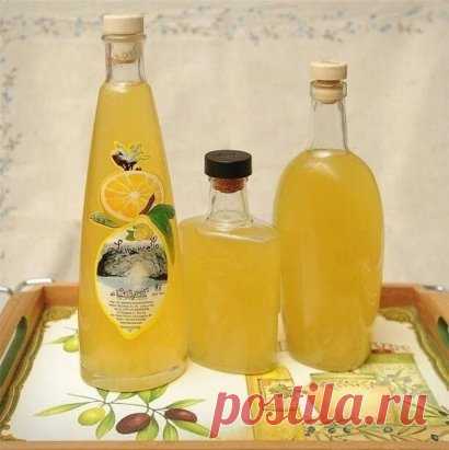 Наливка ЛИМОНЧЕЛЛО 
Ах! Какой красивый цвет, а аромат, а вкус - слюнки текут!!!
Ингредиенты :
 водка — 1 литр;
 лимон — 9-10 штук;
 сахар — 300-400 грамм;
 вода — 150-300 грамм.
Приготовление :
Лимоны вымыть, снять цедру (только желтую часть кожицы, стараясь не задевать белую, которая может дать горечь). Я снимала ножом для чистки овощей, а можно и теркой.
В банку положить цедру и залить водкой. Поставить настаиваться 10-14 дней в место, куда не попадают солнечные лучи, пр...