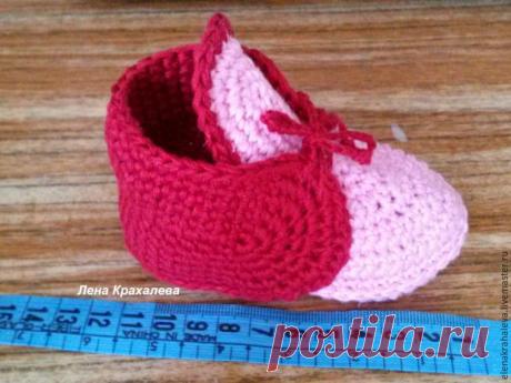 Вяжем пинетки ботиночки крючком Представляю мастер-класс по вязанию вот таких пинеток-ботиночек. Нам понадобится: крючок № 3, пряжа 200м/100г (я вязала из хлопка 'Семеновская Кабле', в два сложения) Начинаем со стопы, по вот такой схеме: Вот такая у меня получилась стопа: Затем вяжем&hellip;