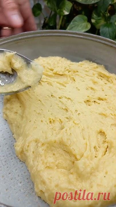 2 стакана муки1/2 стакана сахара1 чайная ложка разрыхлителя щепотка соли 2 яйца 1/2 стакана молока1/4 часть растительного масла3 некрупных персикапесочная кр...