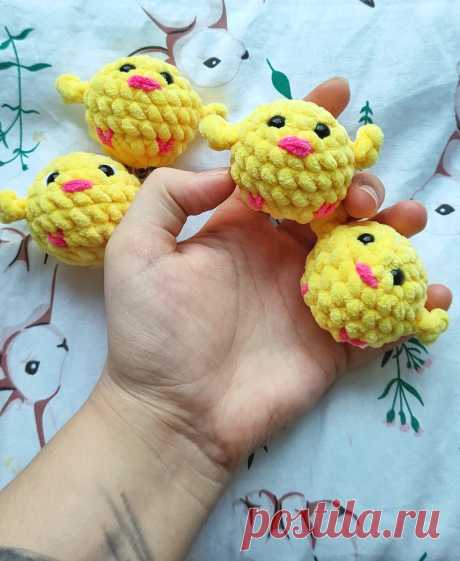 PDF Цыплёнок-Пи крючком. FREE crochet pattern; Аmigurumi bird patterns. Амигуруми схемы и описания на русском. Вязаные игрушки и поделки своими руками #amimore - плюшевые цыплята, маленький цыплёнок из плюшевой пряжи к Пасхе, птичка, пасхальное украшение, птицы.