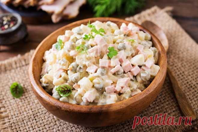 Оливье – 6 очень вкусных классических рецептов салата Как приготовить классический рецепт салата Оливье на праздник - с колбасой и солеными или свежими огурцами, с курицей или мясом, а может быть с крабами.