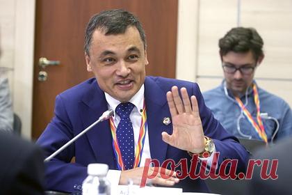 В Казахстане уволили обвиненного в русофобии министра. Президент Казахстана Касым-Жомарт Токаев освободил обвиненного ранее в русофобии Аскара Умарова от должности министра информации и общественного развития республики. Отмечается, что после этого он был назначен директором Службы центральных коммуникаций (СЦК) при главе государства.