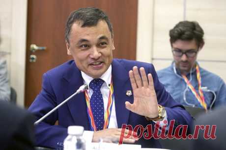 В Казахстане уволили обвиненного в русофобии министра. Президент Казахстана Касым-Жомарт Токаев освободил обвиненного ранее в русофобии Аскара Умарова от должности министра информации и общественного развития республики. Отмечается, что после этого он был назначен директором Службы центральных коммуникаций (СЦК) при главе государства.