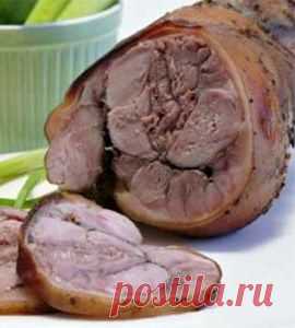 Рулька, запеченная в духовке с чесноком и специями Рецепт не несет в себе ничего сложного или трудоемкого, хотя и потребует немного усилий. Но, уж поверьте, это будет не сложнее, ем приготовить самый обычный кусок мяса. Рульку купить можно в любом мясном отделе. Это та часть туши свиньи, которая располагается в верхнем отделе ноги. Сама по себе она довольно мясистая и в готовом виде невероятно вкусная. К тому же данный способ приготовления рульки, запеченной в духовке с че...