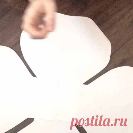 Large roses are so fun to make 😍😭🌹 #tutorials #annnevilledesign #templates #paperroses #roses #largerroses #handcut #handmade