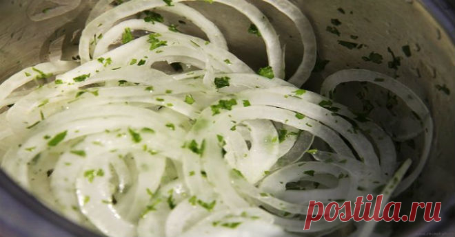 Быстрый маринованный лук для салатов и не только! Репчатый лук в свежем виде в моей семье не все любят, а в некоторых салатах без него ни как не обойтись. Некоторые кладут в салаты подержанный в уксусе или просто ошпаренный лук. Я предлагаю вам вместо этого попробовать замариновать лук по этому рецепту, он очень вкусный, делается быстро и просто.