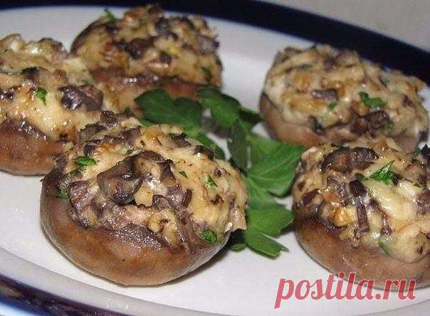 ФАРШИРОВАННЫЕ ШАМПИНЬОНЫ, ЗАПЕЧЕННЫЕ ПОД СЫРОМ