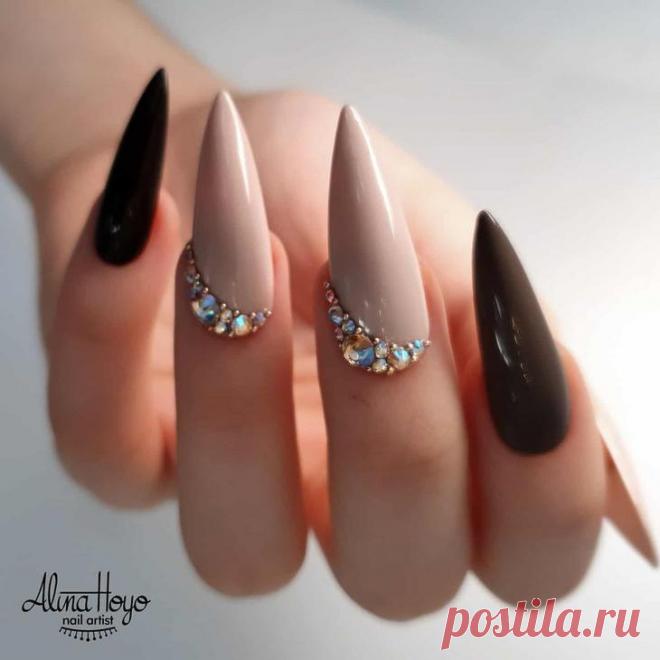 Острый маникюр 2020: эффектные идеи для уверенных в себе Нейл-арт индустрия каждый новый сезон радует нас новыми идеями маникюра. На сегодня больше всего набирает популярность острая форма, которая подчеркивает ухоженные женские руки. Такая форма ногтей иде...