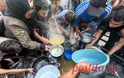 Власти Газы заявили об угрозе беспрецедентной гуманитарной катастрофы. Руководство анклава сообщило, что сотни тысяч перемещенных людей живут в плохих условиях, "лишенные даже самого необходимого", и ситуация ухудшится с наступлением зимних холодов