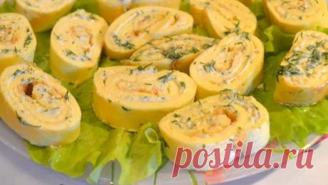 Яичный рулетик с начинкой к завтраку!

Ингредиенты:

Яйцо - 4 шт. 
Натуральный йогурт - 175 г 
Сыр - 50 г (у нас российский) 
Чеснок - 5 г 
Зелень - по вкусу 
Специи - по вкусу 
Соль, перец - по вкусу 

Приготовление:

1. Яйца взбить с йогуртом и посолить. Смесь вылить на противень с пергаментной бумагой и выпекать при 180 С в течение 10 минут. 
2. Дать немного остыть и перевернуть.
3. Сыр натереть, добавить чеснок, зелень и йогурт. Намазать омлет начинкой и завернуть в ру...