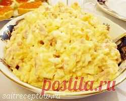 Салат с ананасами, сыром и ветчиной.