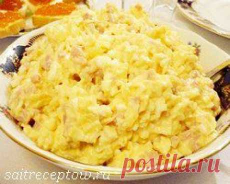 Салат с ананасами, сыром и ветчиной.