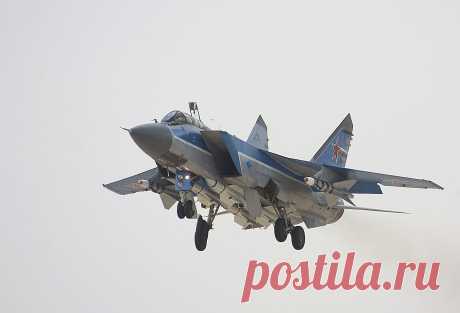 Миг - 31 в полете
Предназначен для перехвата и уничтожения воздушных целей на предельно малых, малых, средних и больших высотах, днём и ночью, в простых и сложных метеоусловиях, при применении противником активных и пассивных радиолокационных помех, а также ложных тепловых целей. Группа из четырёх самолётов