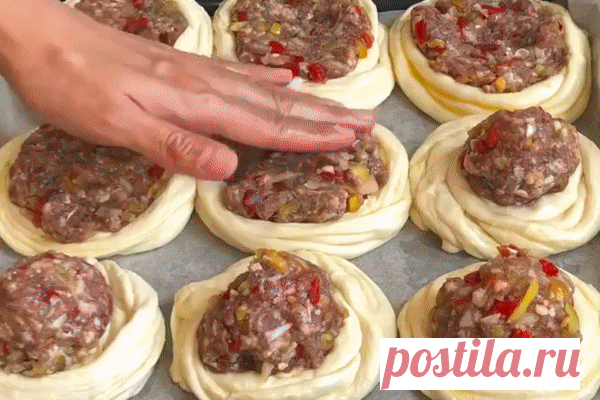 Слоенные пирожки с мясом Для теста:700 гр муки 500 мл.теплой воды 7 гр. быстродействующих дрожжи 1,5 ч.л. соли 2 ч.л. сахара Для смазывания:100 гр сливочного масла Для начинки:300 гр говяжьего фарша 1 большой лук 1 болгарский перец 2 помидора Соль, черный перец