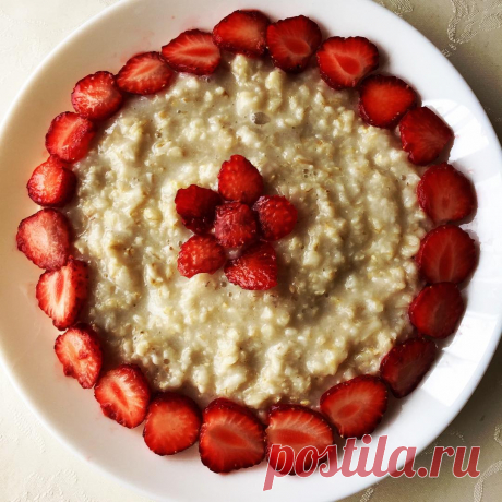 овсяная каша с клубникой