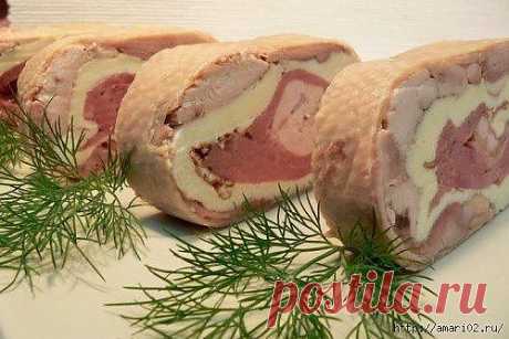 Рулет куриный с омлетом..