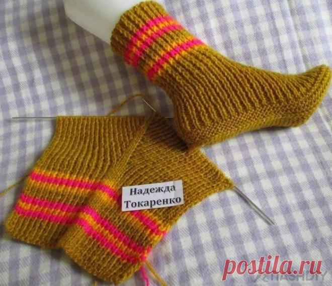 ВЯЗАНЫЙ НОСОЧКИ НА ДВУХ СПИЦАХ ОТ НАДЕЖДЫ ТОКАРЕНКО,
описание: http://nash-diy.ru/vjazanie-dlja-zhenschin/sledki-noski/331-vjazanyj-nosochki-na-dvuh-spicah-ot-nadezhdy-tokarenko.html