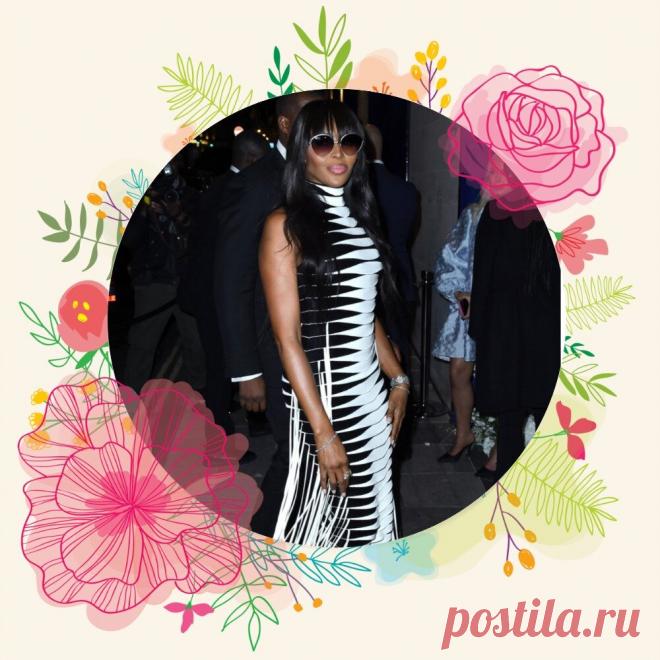 Наоми Кэмпбелл в чёрно-белом платье в рамках 