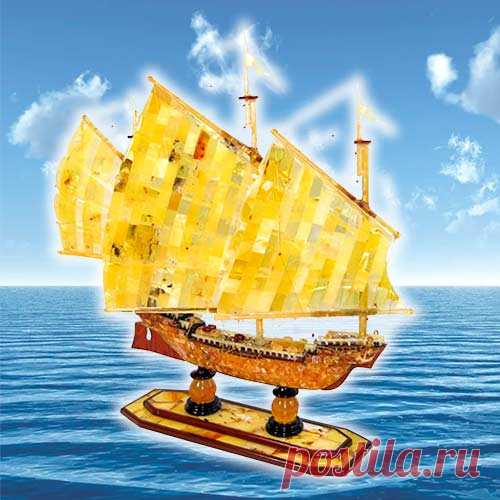 «Китайская джонка» из янтаря – изысканный сувенир, красивое оригинальное украшение способное привнести в интерьер ощущение тепла. Джонка – это традиционный китайский корабль уникальное с сильно отличающейся от европейских кораблей конструкцией и внешним видом. Китайский корабль по древнекитайскому искусству организации пространства фен-шуй — символ богатства, благополучия и удачи. Янтарный корабль, как образ удивительно точен в передаче ощущения хрупкости человека в среде природных сил необъятно