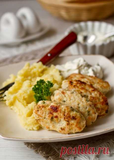 Лимонные мини-котлеты из курицы Уж сколько я приготовила за последние годы куриных котлет, но по какому-то странному стечению обстоятельств только неделю назад впервые попробовала добавить в фарш приличную дозу лимонной цедры и лимонного сока. Это просто праздник какой-то! Лимон очень хорошо освежает вкус поднадоевших котлет.Я бы очень рекомендовала подать их с каким-нибудь свежим соусом - например, со сливочно-огуречным соусом [...]