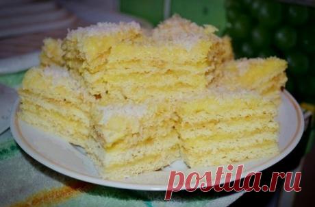 Торт "Рафаэлло" 

2 яйца
1 стакан сахара и взбить
добавить 200 гр творога,
добавить 1 ч.л. соды,
½ ч.л. соли,
1 стакан муки,
взбить,
добавить 2-ой стакан муки,
перемешать ложкой.Разделить тесто на 8 комочков, постави…